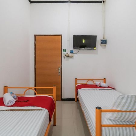 Hotel Reddoorz Near Terminal Bubulak Bogor Exterior foto